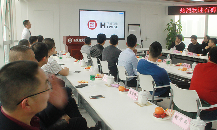 石獅市服裝產(chǎn)業(yè)聯(lián)盟、石獅市染整同業(yè)公會(huì)來我司參訪交流并赴標(biāo)桿項(xiàng)目德永佳參觀學(xué)習(xí)