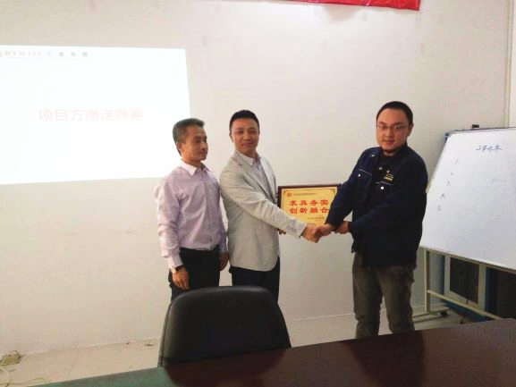 無(wú)錫市福源來(lái)彩板型鋼有限公司贈(zèng)與廣州正睿求真務(wù)實(shí)，創(chuàng)新融合牌匾