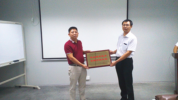 天行健贈送正睿咨詢效益提升能手，管理升級專家牌匾