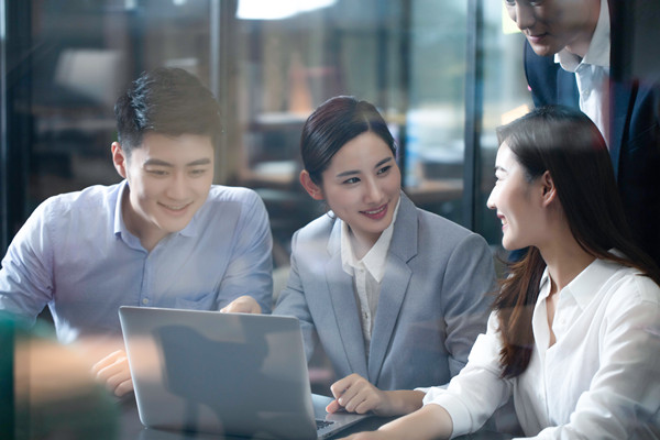 績效反饋：及時(shí)給予員工反饋，幫助員工提升