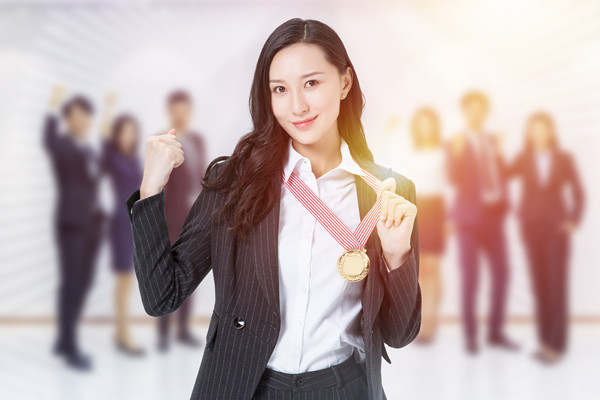 績(jī)效考核：評(píng)估員工成果，為晉升和獎(jiǎng)懲提供依據(jù)