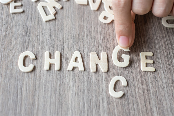 創(chuàng)新企業(yè)管理模式，引領(lǐng)行業(yè)變革，塑造品牌力量