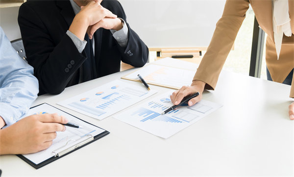 領(lǐng)導(dǎo)力發(fā)展與績效管理：培養(yǎng)領(lǐng)導(dǎo)力，推動組織成功