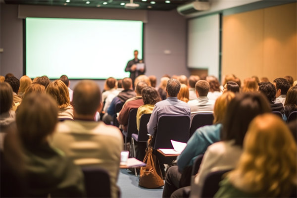 深化員工培訓與發(fā)展，提升員工綜合素質(zhì)與職業(yè)能力