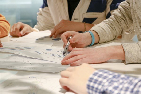 深化員工培訓(xùn)與發(fā)展，提升團(tuán)隊(duì)整體競爭力和創(chuàng)新能力