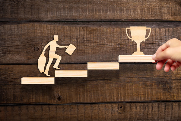 深化員工培訓(xùn)與發(fā)展，提升團(tuán)隊(duì)整體競爭力和創(chuàng)新能力