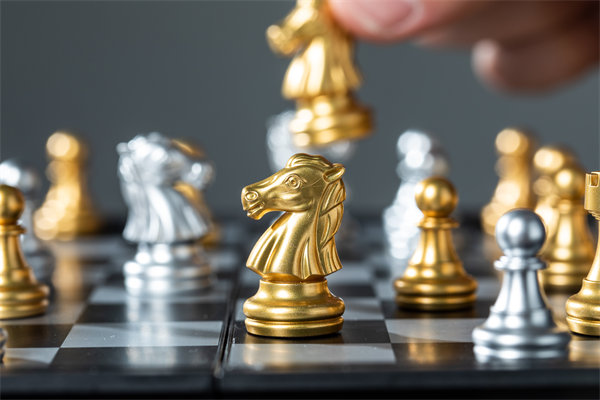 結(jié)合實(shí)際，談?wù)勂髽I(yè)在戰(zhàn)略薪酬設(shè)計(jì)時(shí)要注意哪些問題？