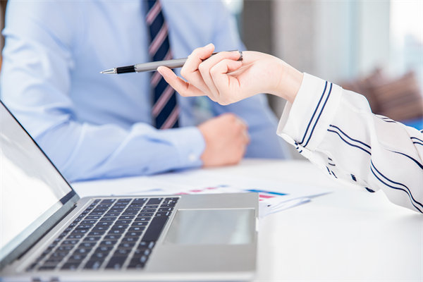 在績效溝通時(shí)，如何給員工提出改進(jìn)意見促進(jìn)績效增長？