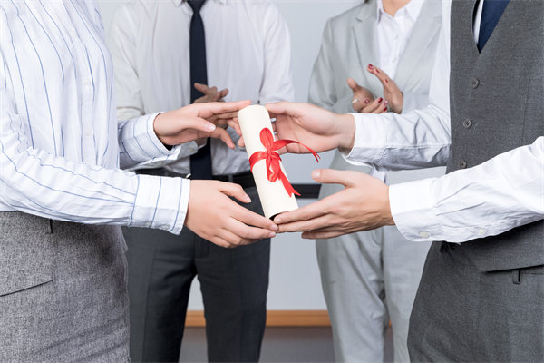 人力資源激勵機制的物質(zhì)激勵與非物質(zhì)激勵怎么運用？