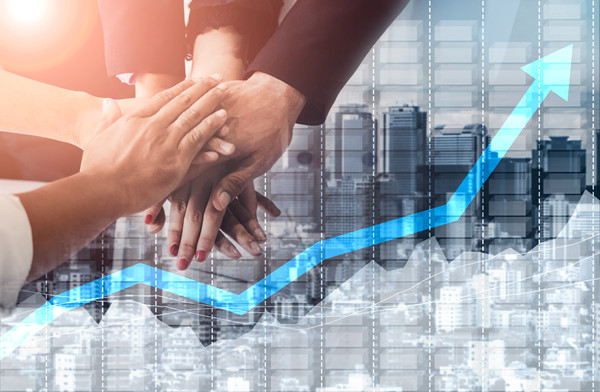 績效管理中，如何有效溝通反饋以促進員工成長？