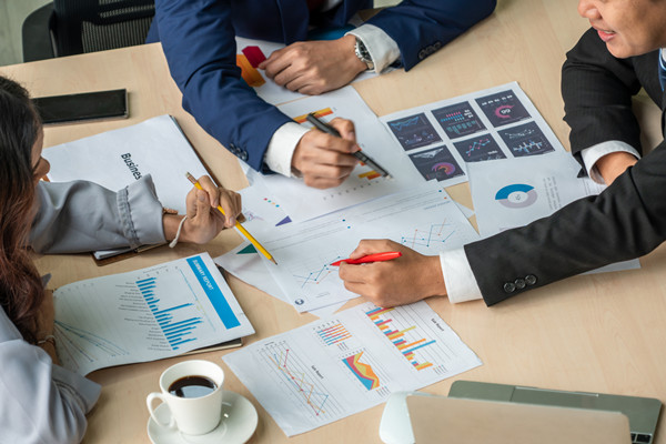 如何構(gòu)建有效的集團(tuán)風(fēng)險(xiǎn)管理框架，應(yīng)對(duì)不確定性？