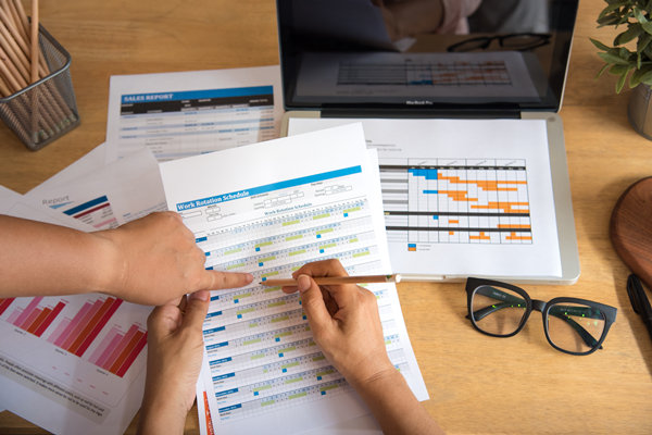 員工績效不佳時，應采取哪些策略進行干預與提升？