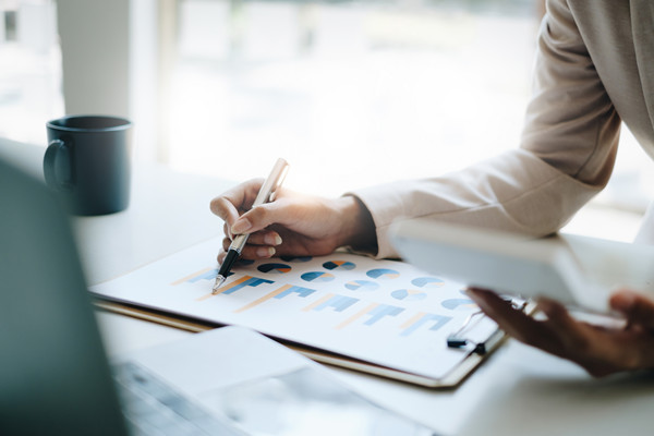 預(yù)算管理過(guò)程中如何有效應(yīng)對(duì)市場(chǎng)波動(dòng)與不確定性？