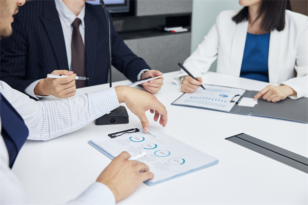 績效管理中，如何有效反饋以促進員工持續(xù)改進與成長？