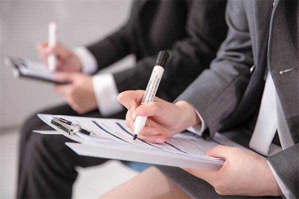 員工培訓(xùn)與發(fā)展計劃如何個性化定制以滿足成長需求？