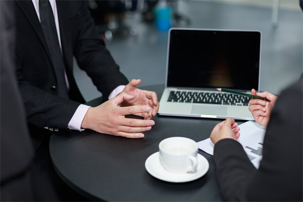 如何實施360度績效評估，確保反饋全面且客觀？