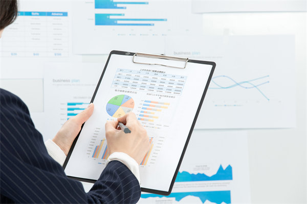 如何實(shí)施360度績效評估，確保反饋全面且客觀？