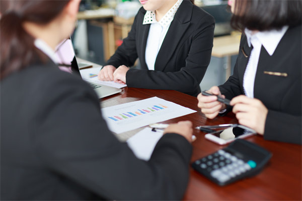 初創(chuàng)企業(yè)如何設(shè)定合理的薪酬策略吸引人才？