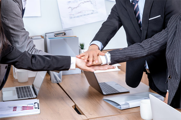 績(jī)效考核體系如何平衡短期成果與長(zhǎng)期戰(zhàn)略發(fā)展？