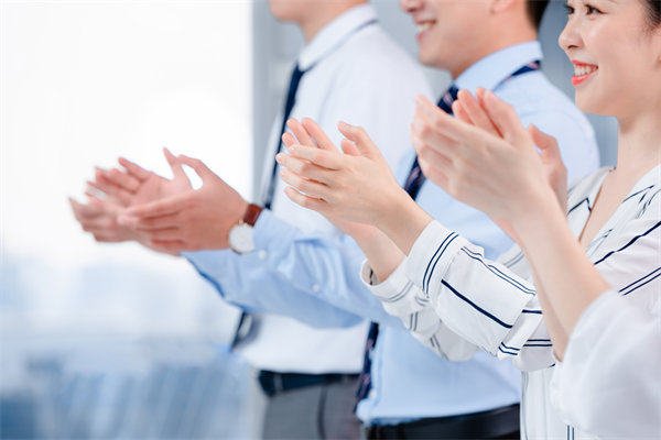 組織變革中，如何管理員工情緒與阻力，確保平穩(wěn)過(guò)渡？