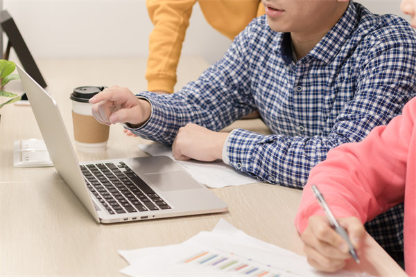 年度經(jīng)營計(jì)劃執(zhí)行過程中，如何監(jiān)控進(jìn)度與效果？