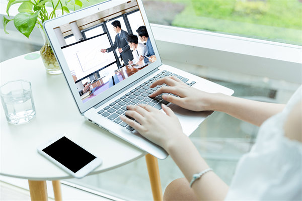 遠程工作模式下，如何確保員工效率與團隊凝聚力？