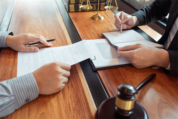 在變革中，如何有效管理組織內(nèi)部的沖突與不確定性？