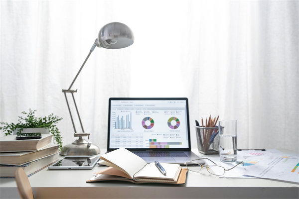 在遠程工作模式下，如何有效監(jiān)控與評估員工績效？