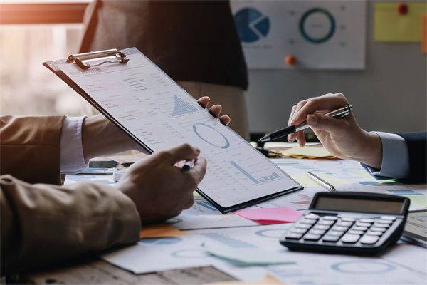 制定年度預(yù)算時，如何兼顧創(chuàng)新投入與成本控制？