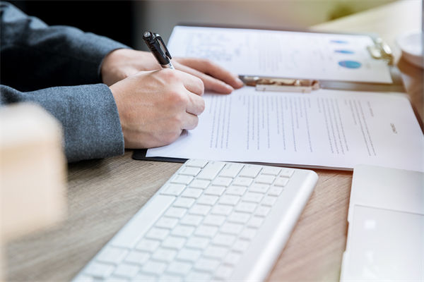 如何確保薪酬績效體系公平透明，增強(qiáng)員工信任？