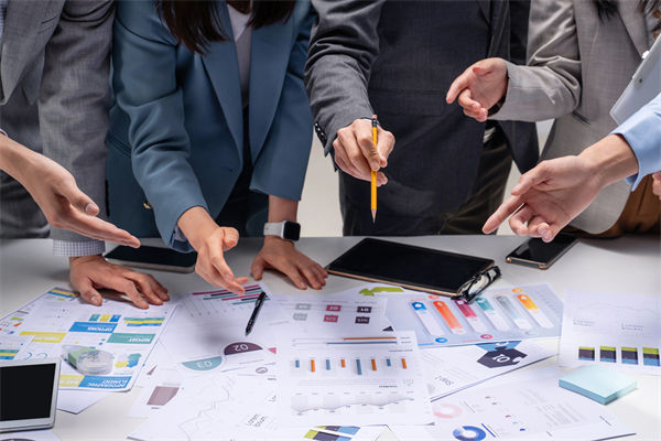 在跨部門預(yù)算協(xié)調(diào)中，如何克服溝通障礙，達(dá)成共識(shí)？