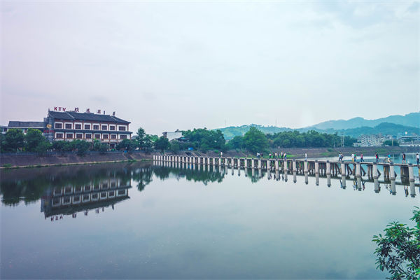 溫州戰(zhàn)略咨詢公司如何助力企業(yè)精準(zhǔn)定位市場(chǎng)？