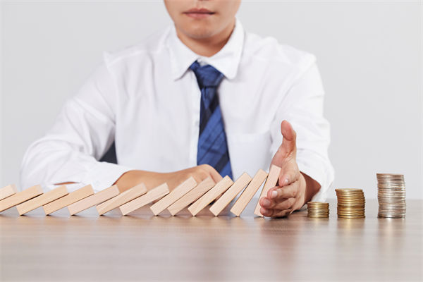 在年度經(jīng)營計劃中，如何有效識別并應(yīng)對潛在風(fēng)險？