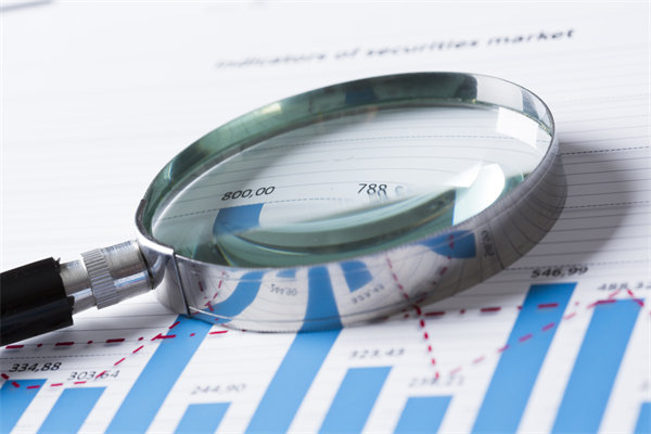 在制定年度經(jīng)營計劃時，如何考慮行業(yè)趨勢和政策影響？