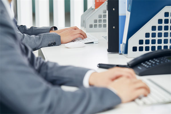 在組織變革中，如何確保員工順利過渡并減少負面影響？