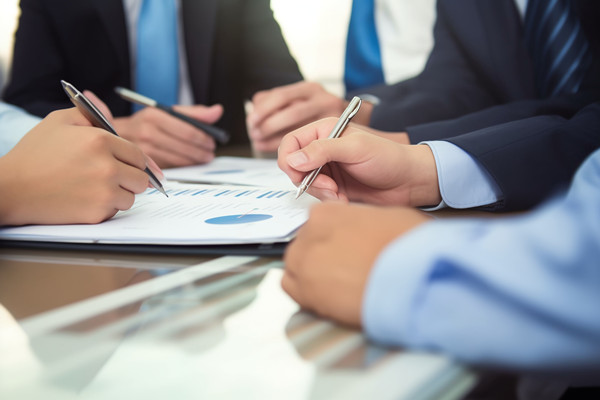 企業(yè)在推進(jìn)精益生產(chǎn)時(shí)，如何平衡短期目標(biāo)與長期戰(zhàn)略？