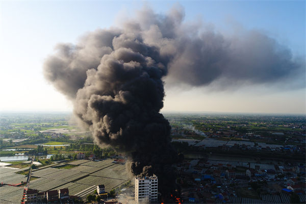 山東化工廠爆炸后樓房僅?？蚣埽瑢χ圃鞓I(yè)有何啟示？