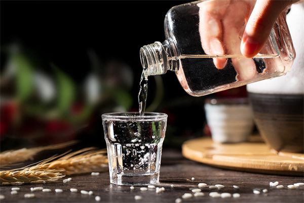 白酒遇冷，集體“降度”，關(guān)聯(lián)企業(yè)有何營銷啟示？