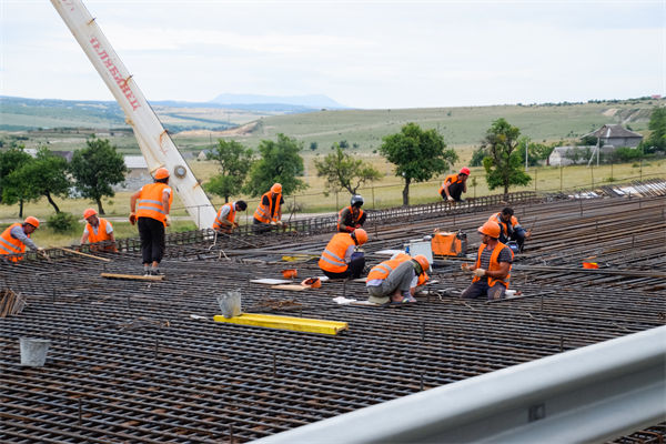 薪酬績(jī)效咨詢：00后女鋼筋工每天工地干10小時(shí)賺320